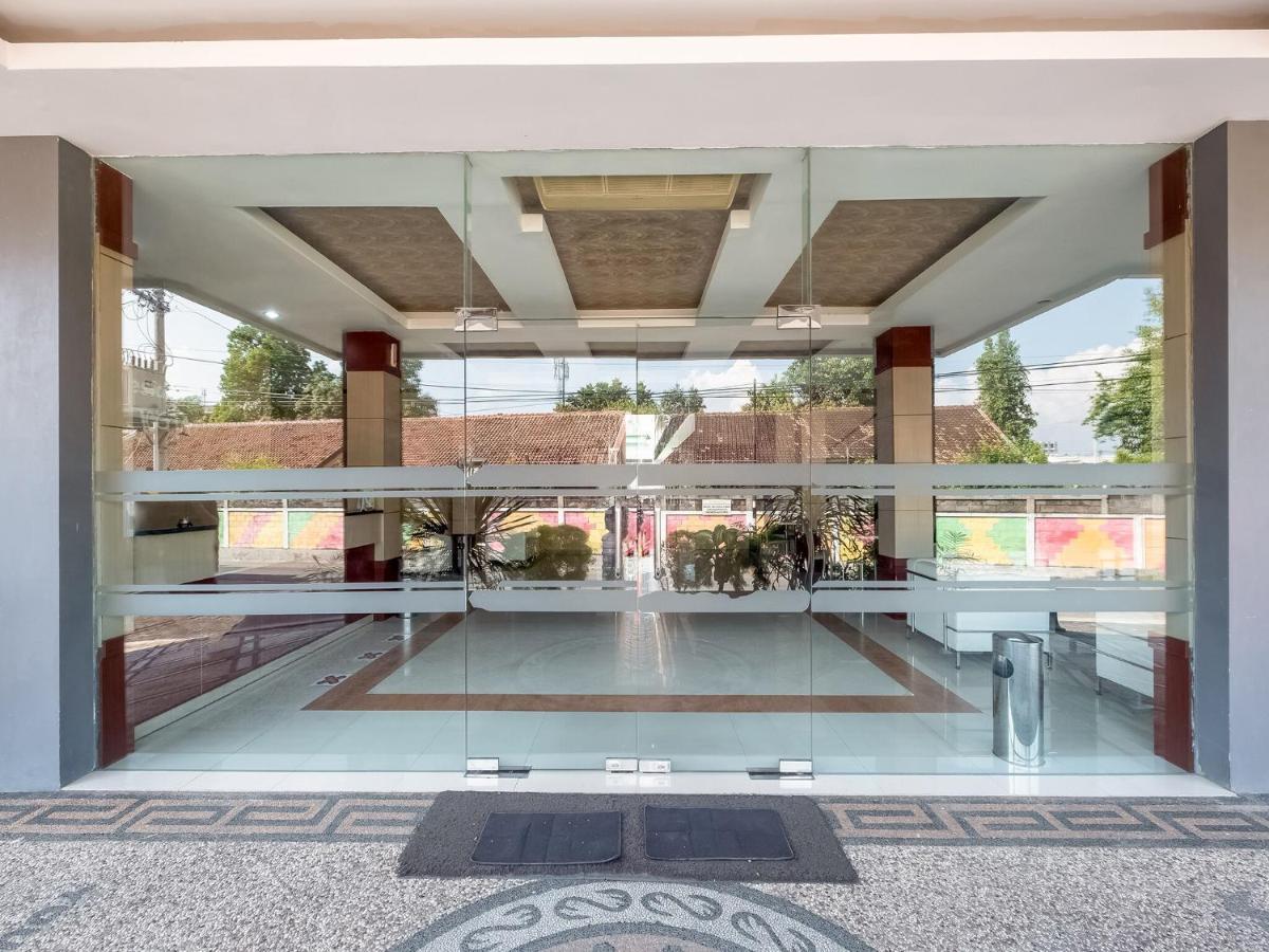 Oyo Flagship 3726 Tembok Batu Residence Tugu Ngoại thất bức ảnh