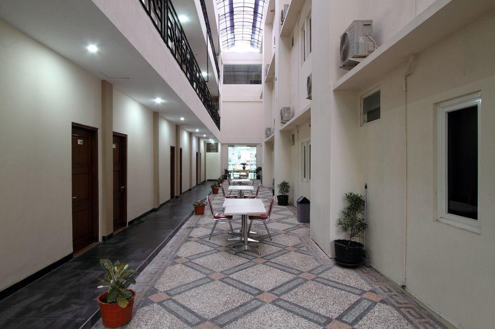 Oyo Flagship 3726 Tembok Batu Residence Tugu Ngoại thất bức ảnh