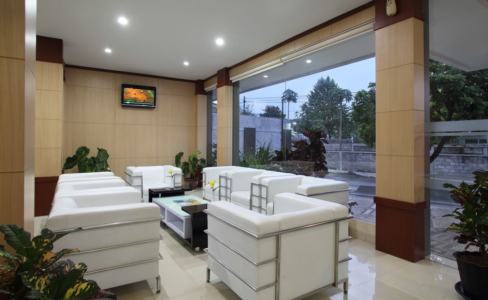 Oyo Flagship 3726 Tembok Batu Residence Tugu Ngoại thất bức ảnh
