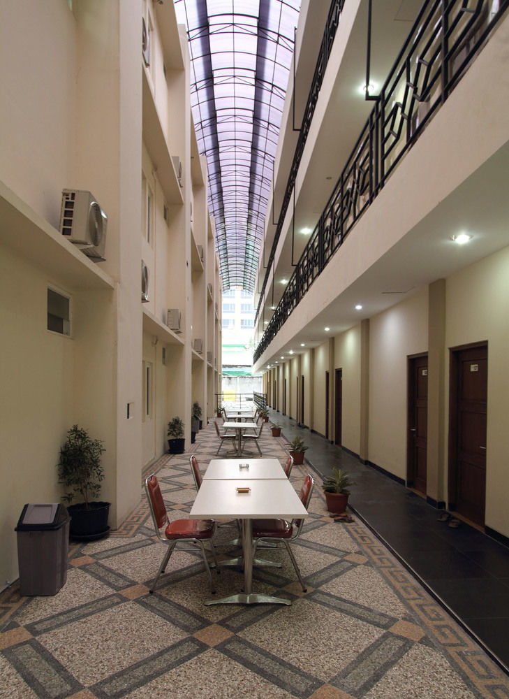 Oyo Flagship 3726 Tembok Batu Residence Tugu Ngoại thất bức ảnh