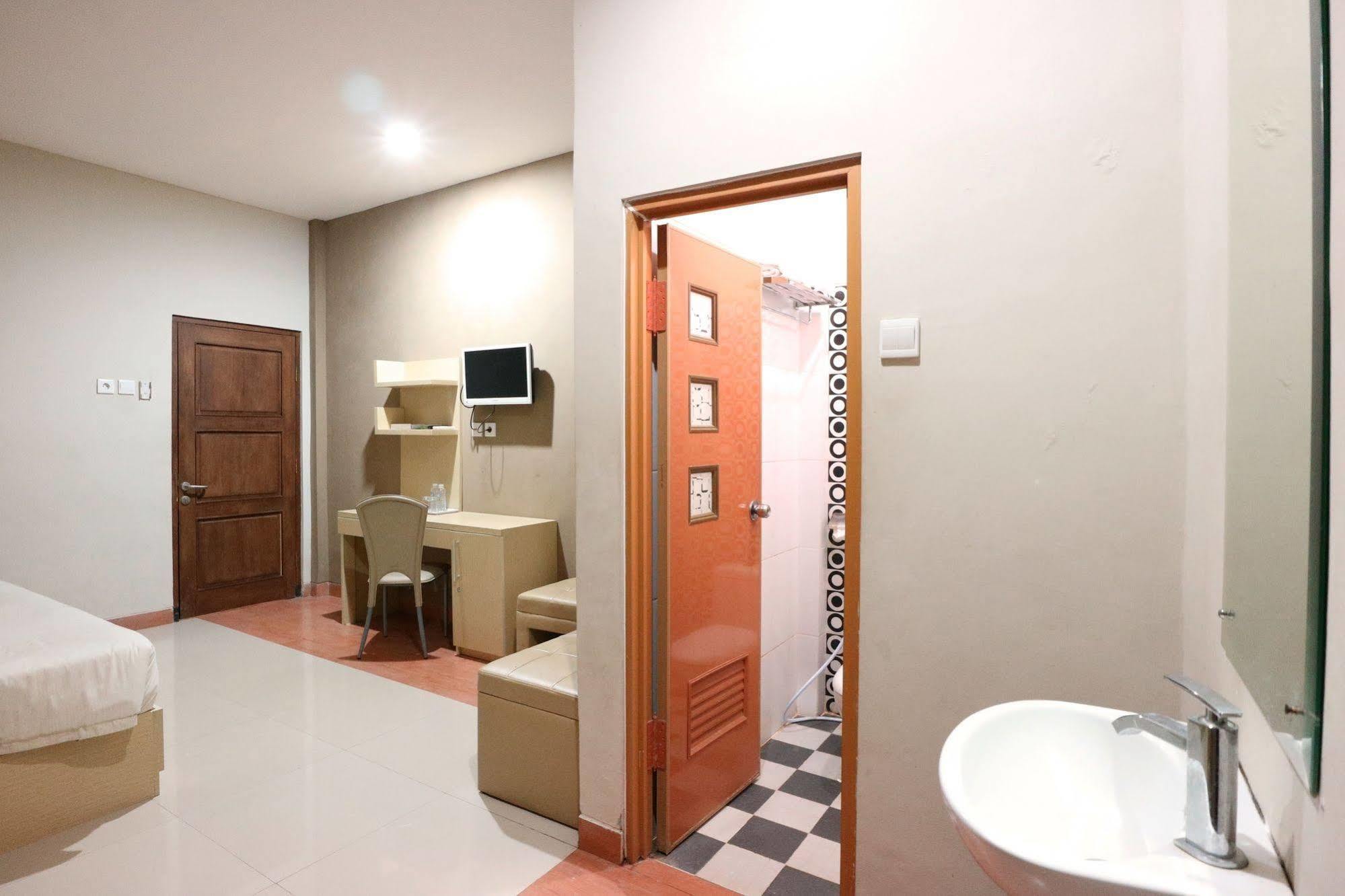 Oyo Flagship 3726 Tembok Batu Residence Tugu Ngoại thất bức ảnh